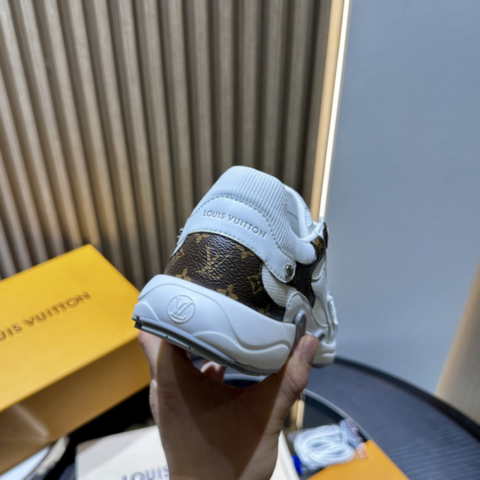 L0VT SNEAKER