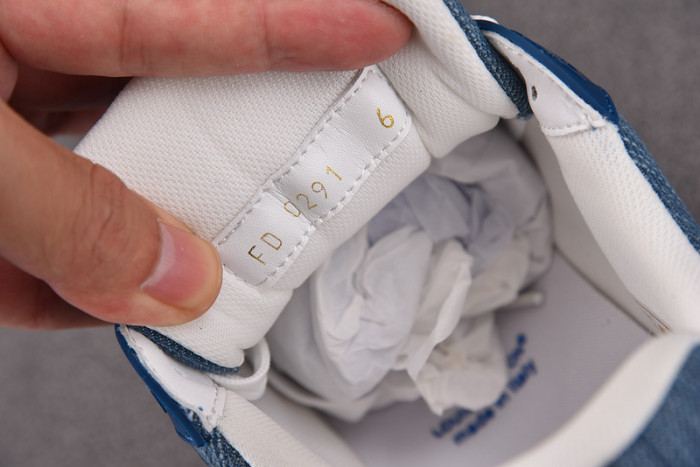 L0VT SNEAKER