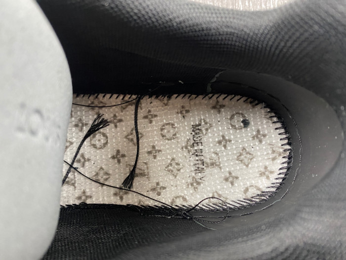 L0VT SNEAKER